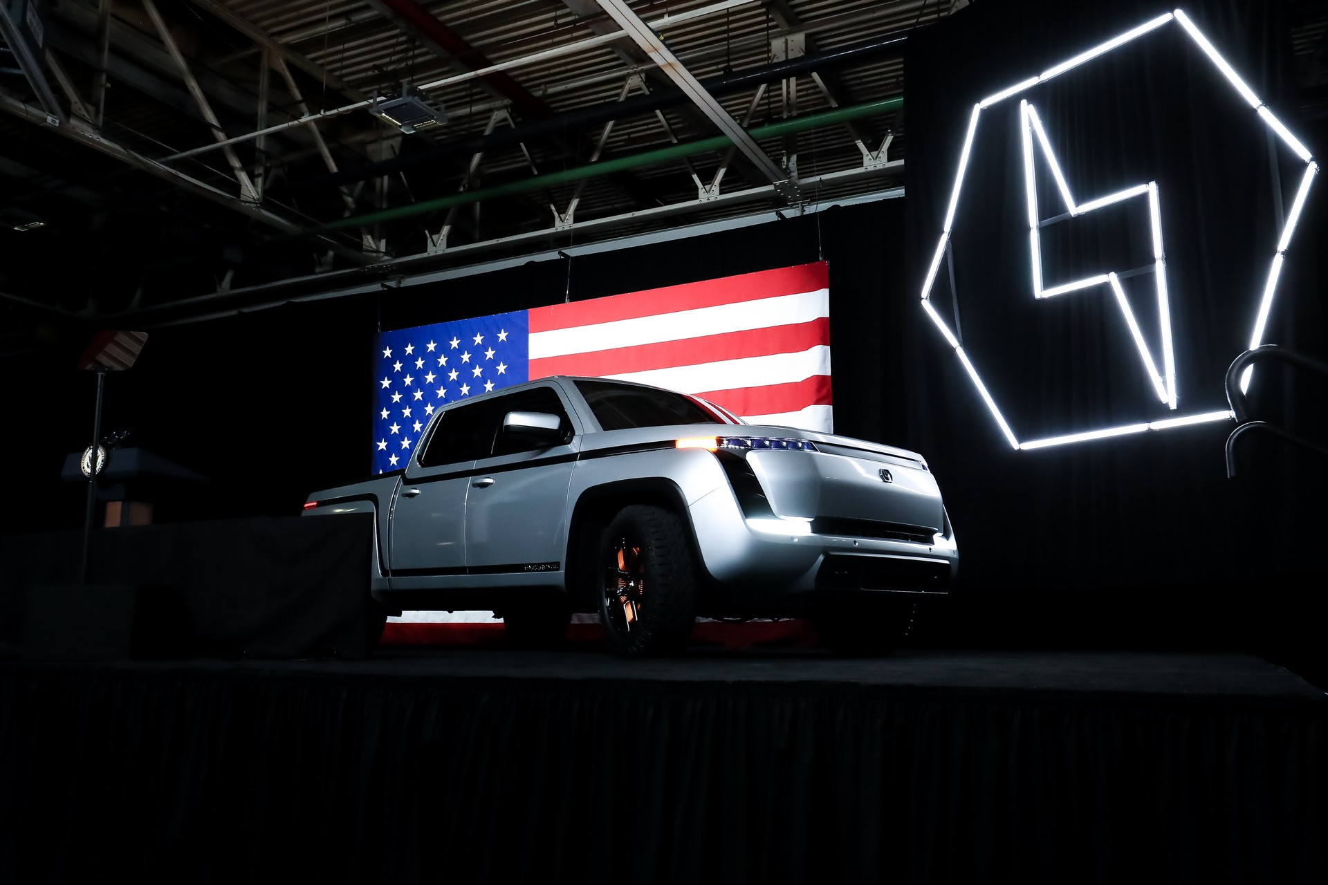 فوكسكون، أكبر مصنعة للآيفون في العالم، تشتري مصنعاً أمريكياً لبناء السيارات الكهربائية 5