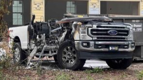 شاحنة فورد سوبرديوتي تحترق تماماً بعد تعرضها لصاعقة برق