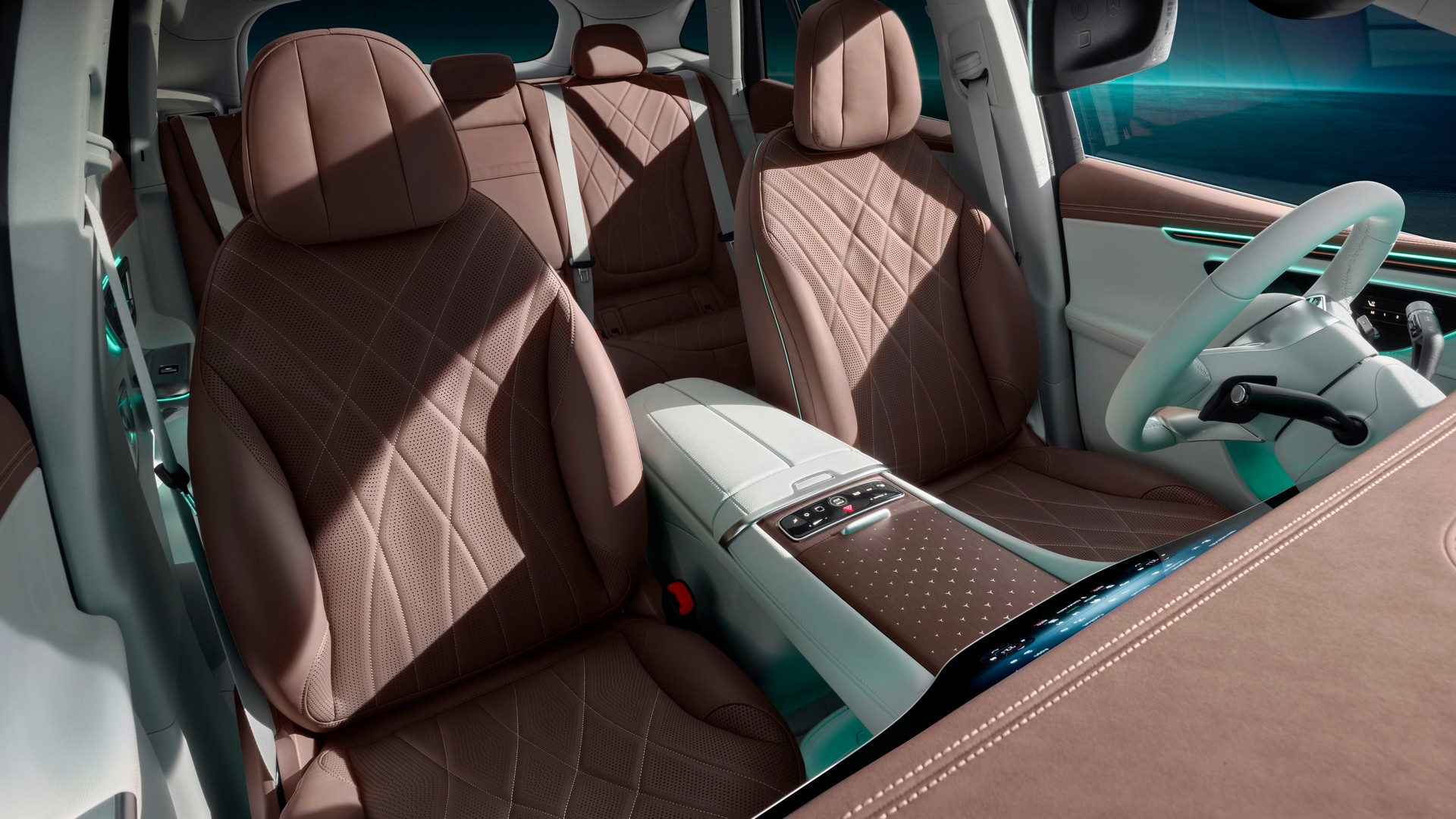 مرسيدس تكشف عن داخلية EQE SUV الكهربائية الجديدة قبل التدشين الرسمي 4