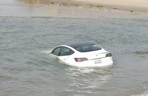 السلطات الأمريكية تعثر على سيارة تيسلا موديل 3 غارقة قرب شواطئ كاليفورنيا