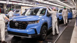 هوندا تحتفل بخروج أولى سيارات بايلوت 2023 الجيل الجديد من المصنع الأمريكي 2