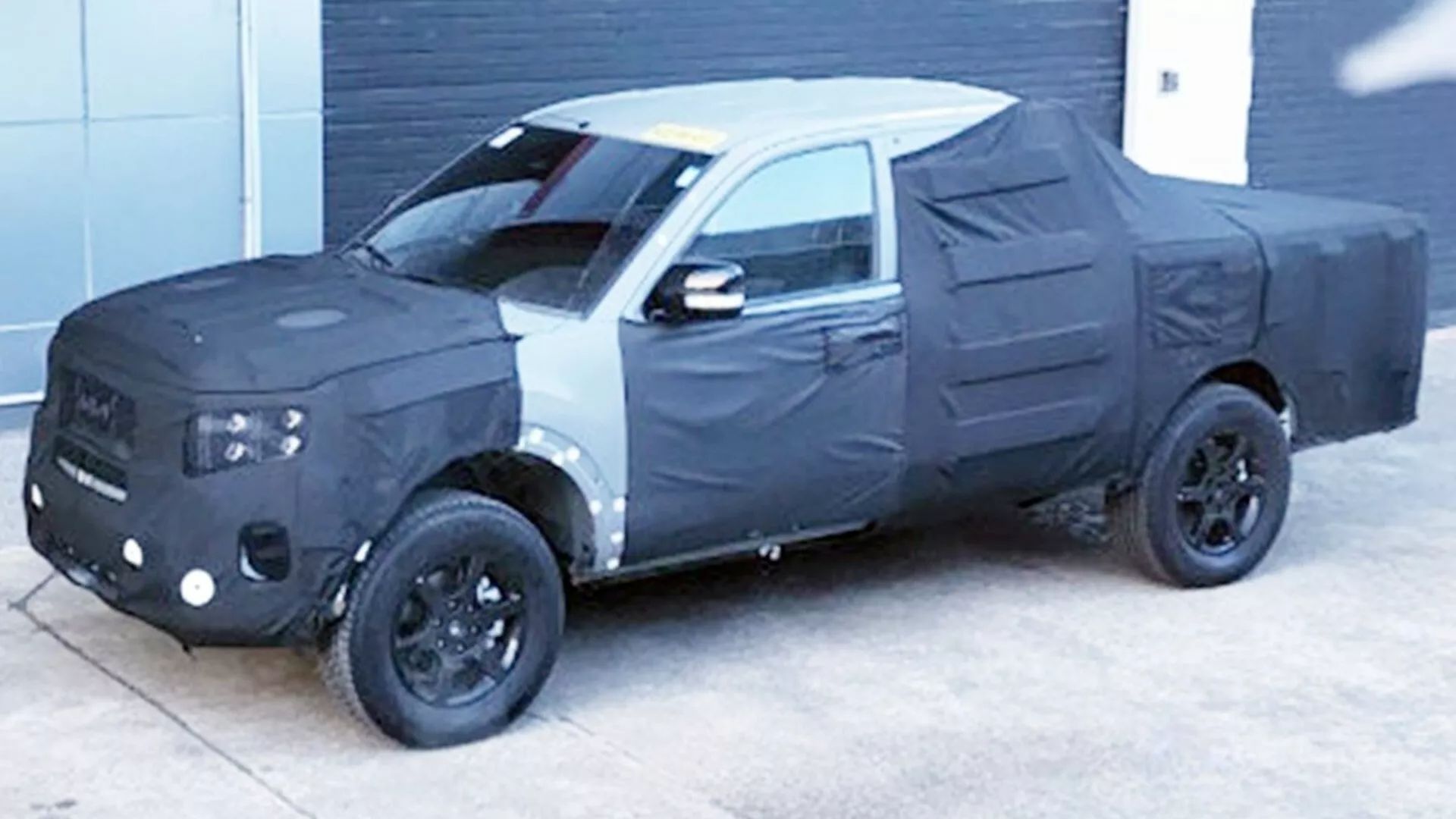 شاحنة كيا بيك أب الجديدة كلياً تظهر أثناء اختبارها بتصميم مستوحى من موهافي SUV