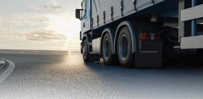 “النقل”: إلزام ناقلي البضائع برًا بتطبيق “وثيقة النقل” 