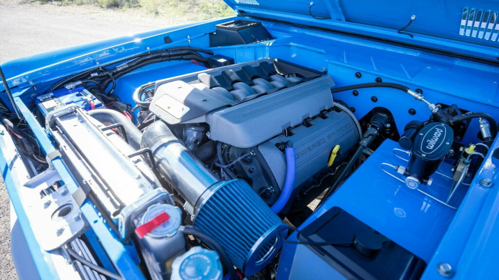 فورد برونكو موديل 1974 تعرض للبيع في مزاد بعد عملية تجديد شاملة بمحرك V8 حديث 3