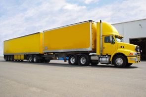 “النقل” يعلن اشتراطات عمل الشاحنات ذات المقطورات المزدوجة