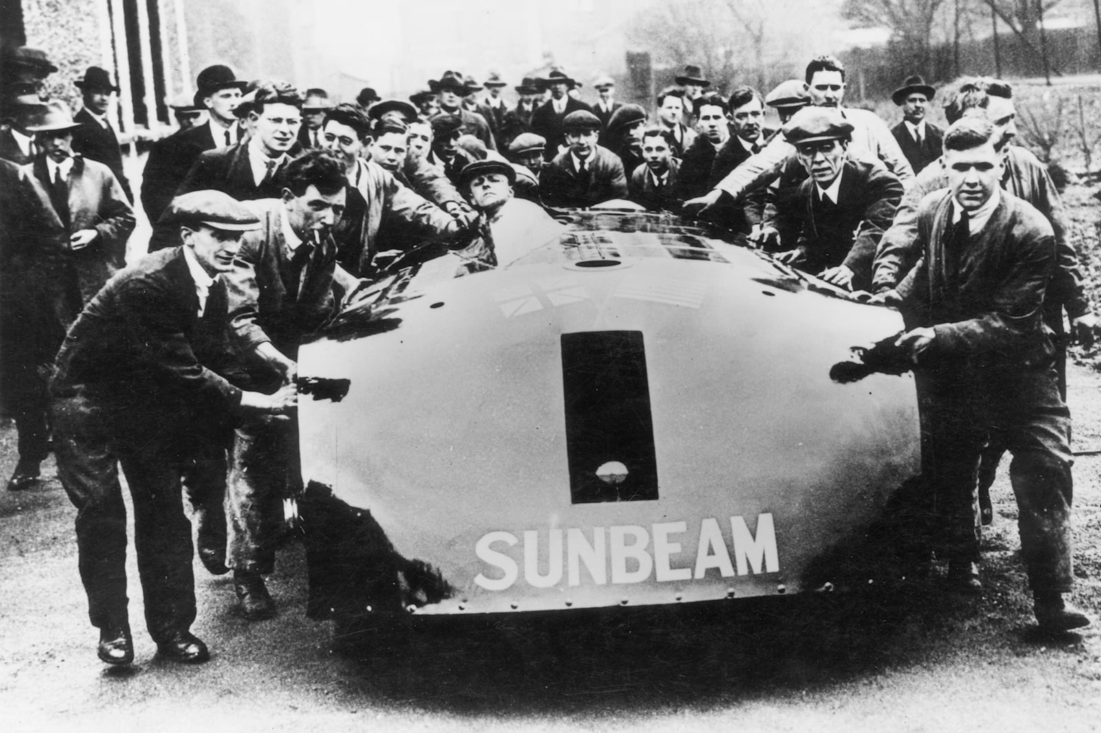أول سيارة في العالم تتجاوز سرعة 320 كم/س في عام 1927 سيتم تجديدها بالكامل! 1