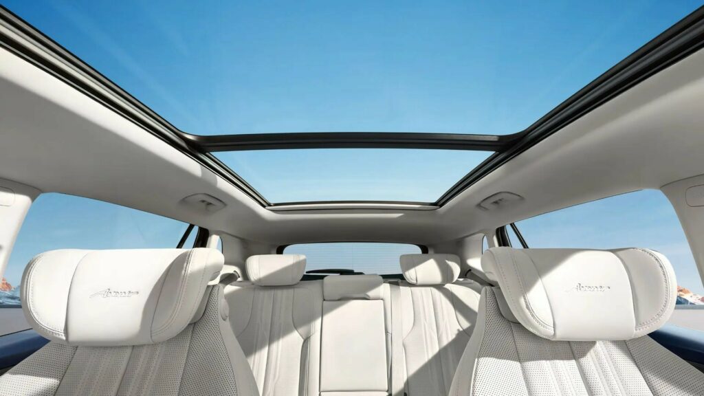 بويك الأمريكية تكشف الستار عن سيارة الكترا E5 الجديدة بتصميم رياضي وشاشة داخلية 30 إنش 3