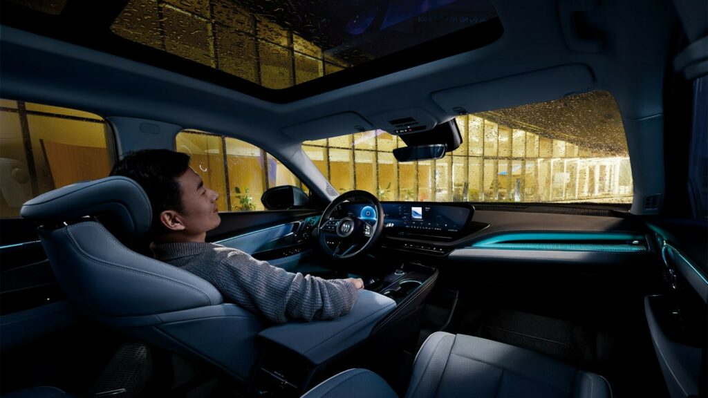بويك الأمريكية تكشف الستار عن سيارة الكترا E5 الجديدة بتصميم رياضي وشاشة داخلية 30 إنش 1