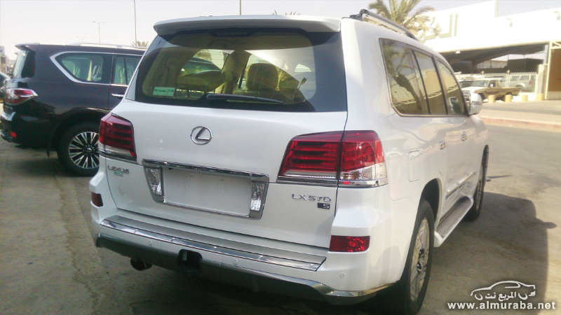 سيارة لكزس 2015 في السعودية