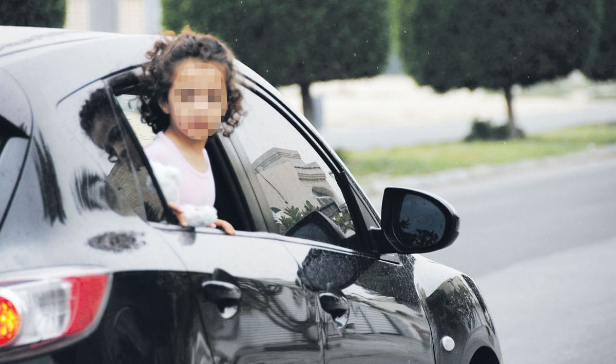 "المرور" يحذر من إخراج الأطفال من نوافذ السيارة  2