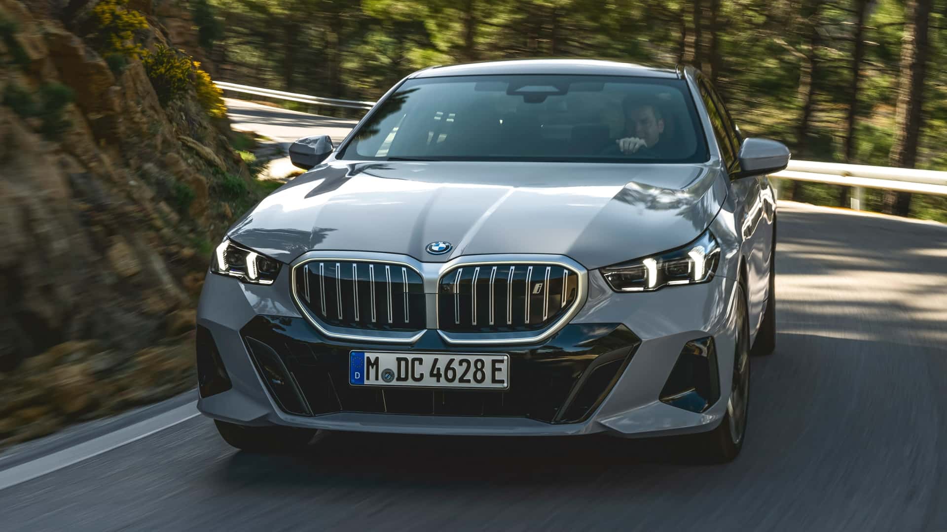 La toute nouvelle BMW Série 5 2024 officiellement  photos et spécifications 