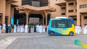 “النقل” يدشن أول حافلة ذاتية القيادة بجامعة الملك سعود