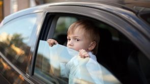 “المرور” يحذر من إخراج الأطفال من نوافذ السيارة 
