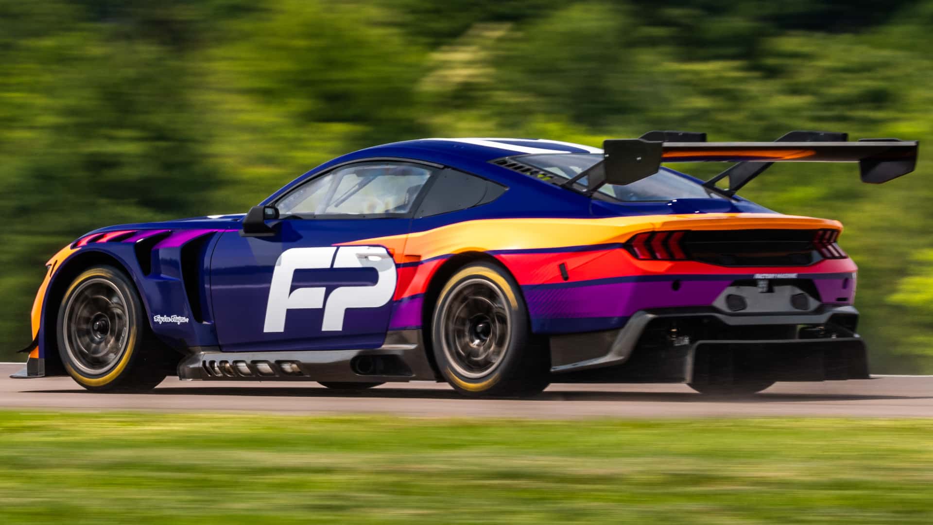 فورد تكشف عن موستنج GT3 الجديدة بتعديلات حصرية للمشاركة في سباق لومان للتحمل 24