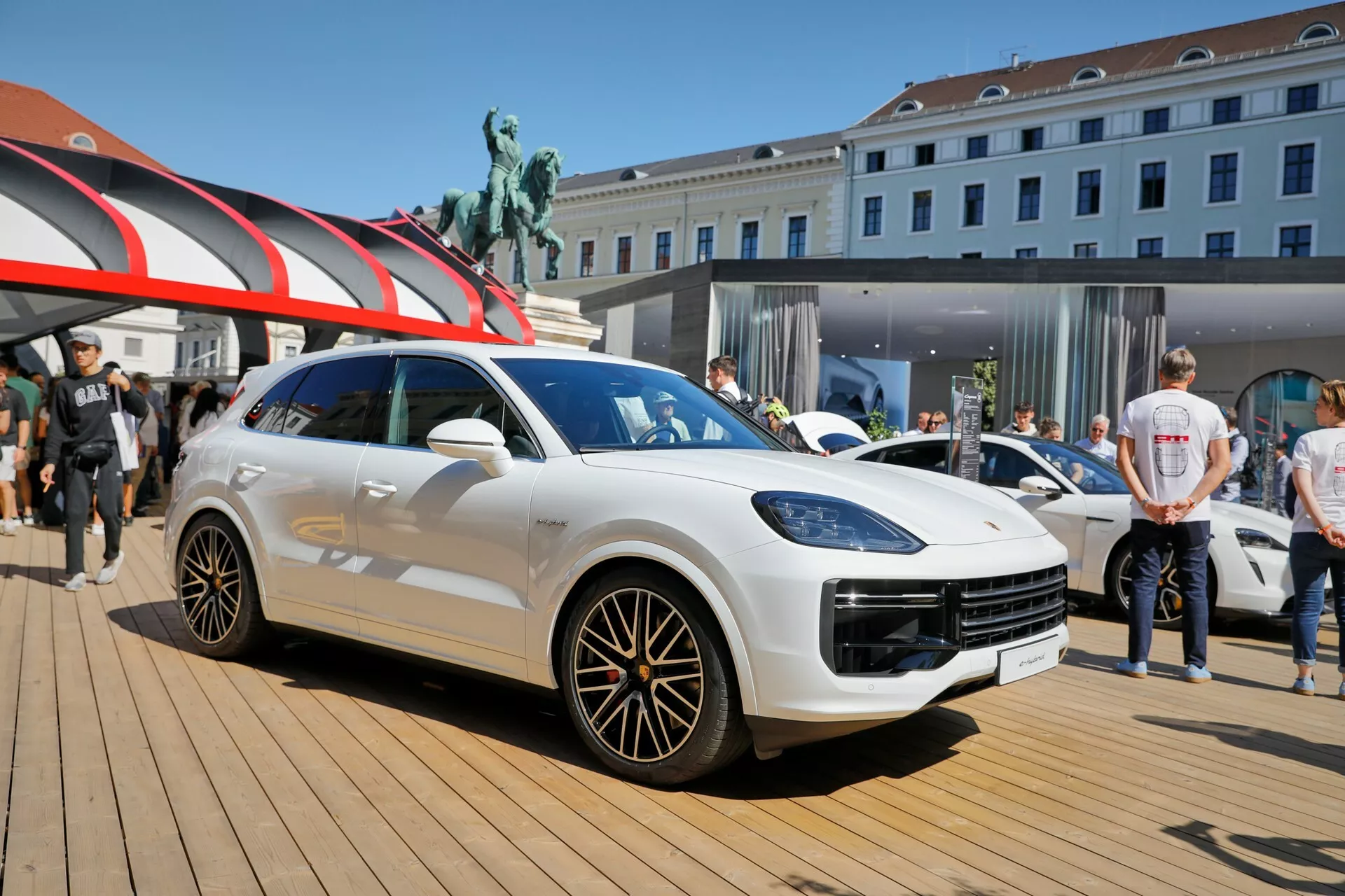 بورش تدشن كايين تيربو E هايبرد 2024، أقوى SUV في تاريخها، في معرض ميونخ للسيارات 6