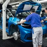 فولكس واجن تتراجع عن خطط تطوير مصنع أوروبي للبطاريات الكهربائية في ظل تدهور الطلب على السيارات الكهربائية 16