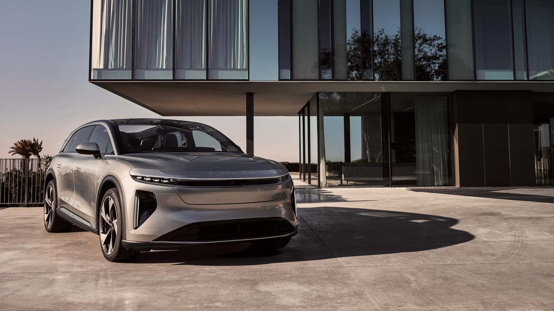 لوسيد جرافيتي SUV الكهربائية الفاخرة تنطلق رسمياً بمدى يتجاوز 700 كيلومتر وتسارع منافس للسيارات الخارقة 18