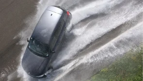 “المرور” يوضح تأثير السرعة على انزلاق المركبة خلال الأمطار 