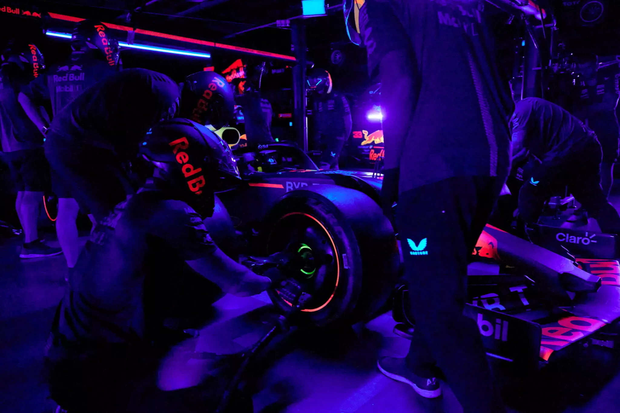 فريق ريد بول ينجح في تغيير إطارات سيارات فورمولا 1 في الظلام الدامس خلال 3 ثوان فقط! 3