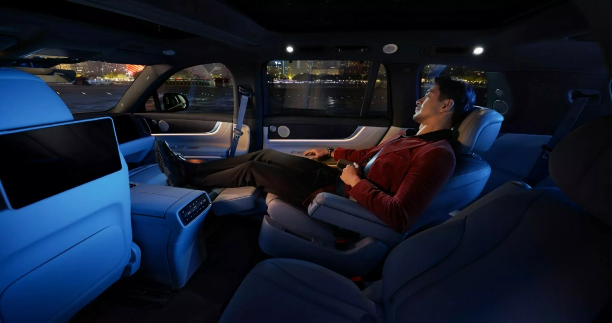 شركة هواوي تكشف عن سيارة SUV كهربائية فاخرة بشاشة سينمائية وقوة 530 حصان 19