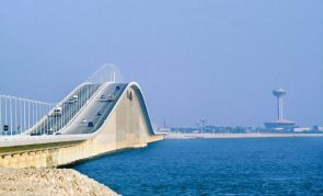 “مؤسسة جسر الملك فهد” تطلق مسار جديد لتيسير عبور البوابات تلقائيًا