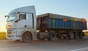 “هيئة النقل” توضح مواصفات حواجز الحماية للشاحنات