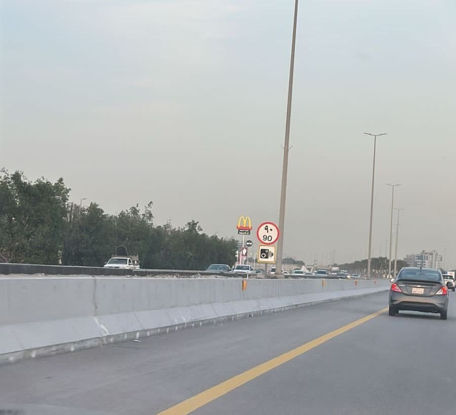 رسميًا..خفض سرعة طريق الملك فهد (المطار) من 120 إلى 90 كم/س 1