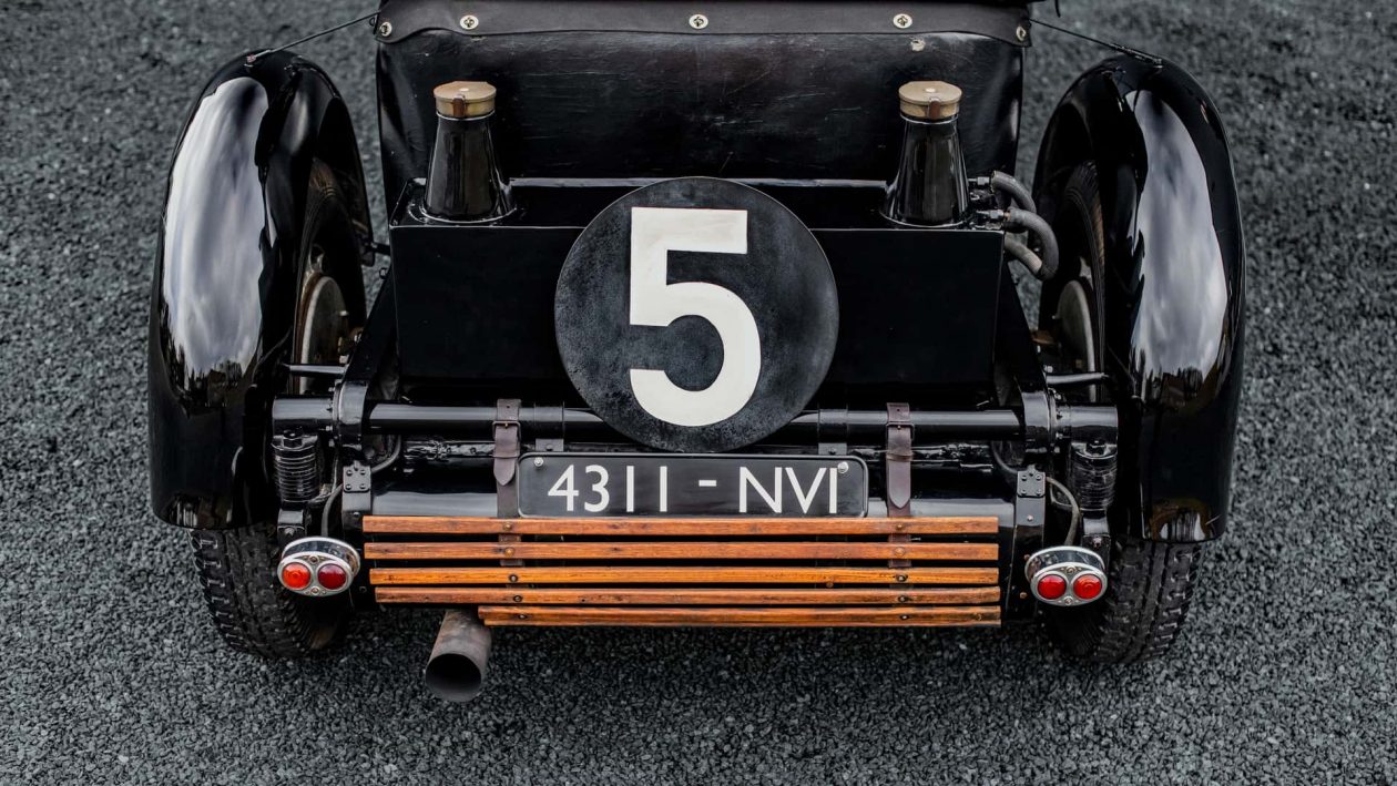بوجاتي شيرون سوبر سبورت تحصل على إصدار أسود حصري مستوحى من سيارة السباقات الأيقونية Type 50S من الثلاثينات 15