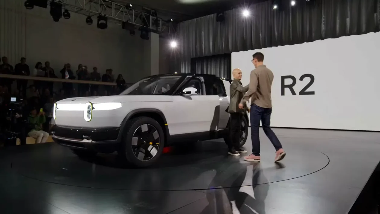 ريفيان تكشف عن ثاني سيارة SUV كهربائية فاخرة لها باسم R2 لمنافسة تيسلا موديل واي 16