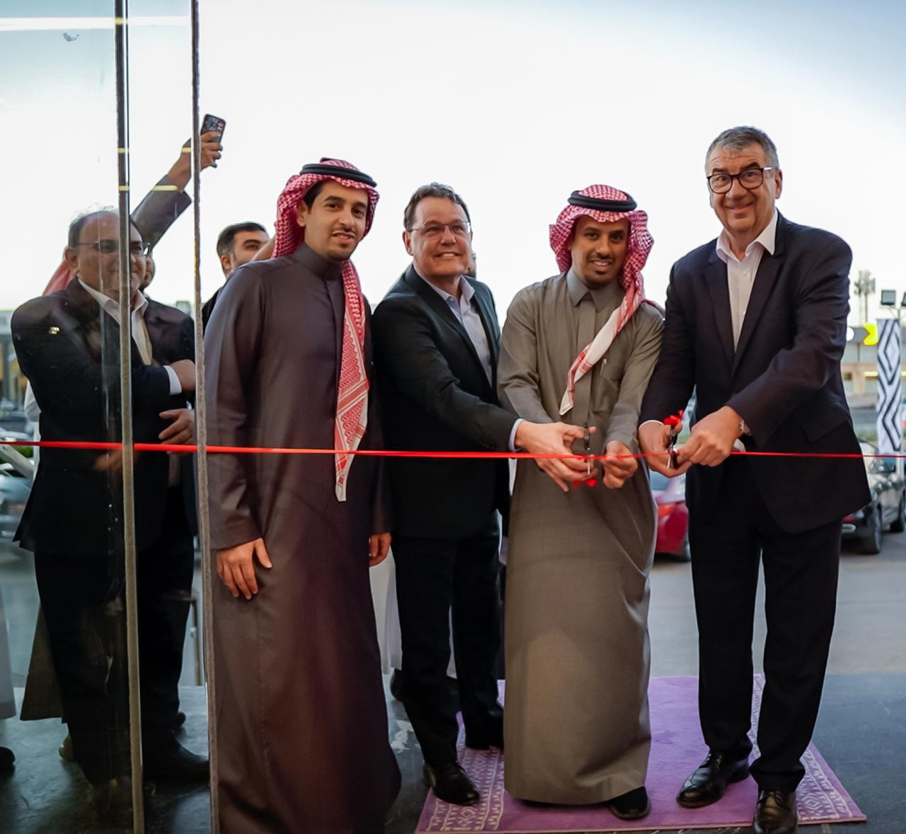 الوعلان للتجارة تفتتح مركزاً متكاملاً لعلامة رينو في الرياض، وتعلن عن خطط لافتتاح مراكز إضافية في جدة والدمام  1