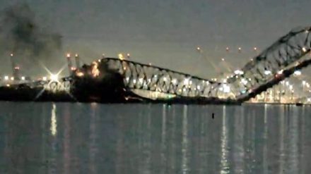 شاهد لحظة انهيار جسر أمريكي في مدينة بالتيمور بعد اصطدام سفينة شحن بالأعمدة 15