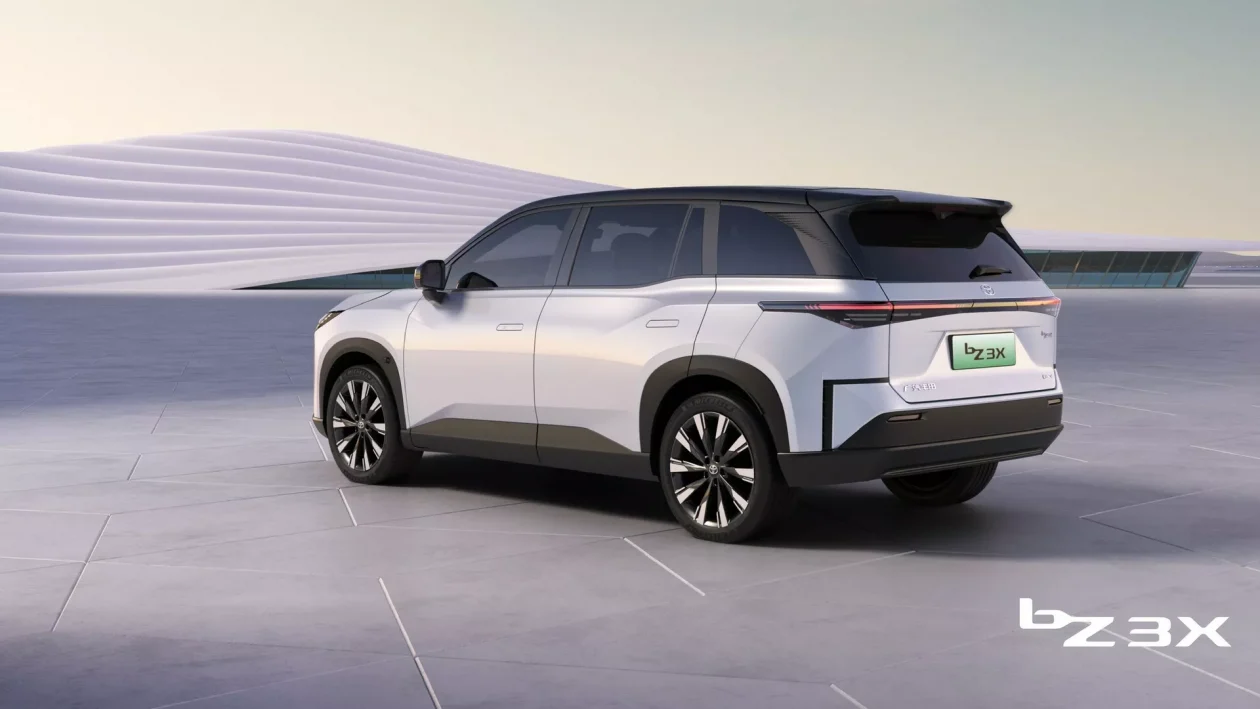 تويوتا تكشف عن سيارتي SUV كهربائيتين جديدتين كلياً في معرض بكين بتصاميم انسيابية وداخلية فاخرة 5