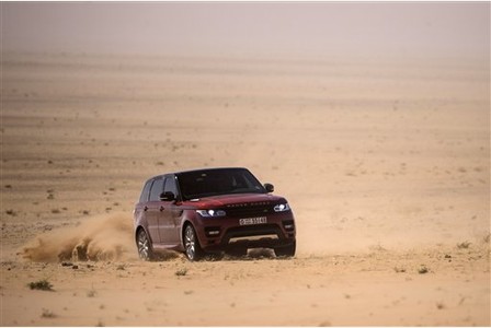 رنج روفر تحقق وقت قياسي جديد في عبور صحراء الربع الخالي من السعودية الى دبي 2