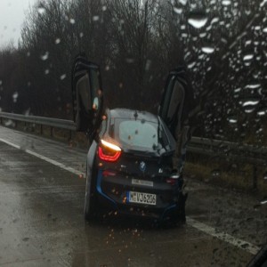 ” بالصور” حادث سيارة يحطم سيارة بي أم دبليو الجديدة BMW i8 اثناء اختبارها