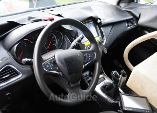 صور تجسسية تكشف شيفروليه كروز 2015 Chevrolet Cruze من الداخل 4