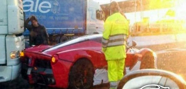 “بالصور” اول حادث فيراري لافيراري سعرها 4.5 مليون ريال بشاحنة Ferrari LaFerrari