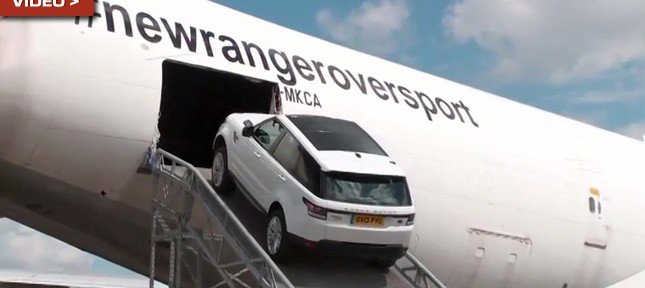 “بالفيديو” شاهد رنج روفر سبورت الجديدة تتسلق طائرة بوينج 747