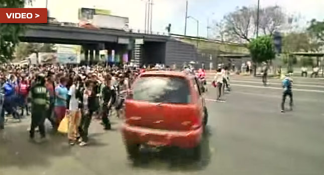 “بالفيديو” سائق ينجو بمعجزة من هجوم محتجين غاضبين في المكسيك