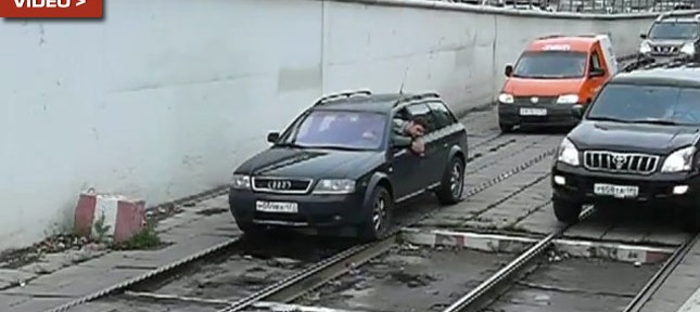 “بالفيديو” سيارات تسير على قضبان القطار في مدينة موسكو!