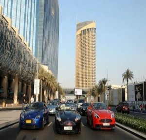 “بالفيديو” موكب سيارات استون مارتن في مهرجان دبي جراند Dubai Grand