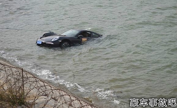 chinese-driver-thinks-his-porsche-911-is-a-boat-crash-medium_2