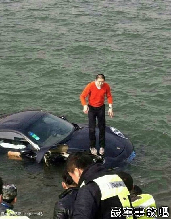 chinese-driver-thinks-his-porsche-911-is-a-boat-crash-medium_3