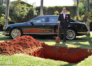 "بالصور" ثري برازيلي يدفن سيارته البنتلي حتى يستعملها في الآخرة! 1