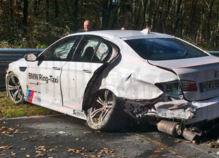 "فيديو" حادث تحطم بي ام دبليو ام فايف فئة رنج تاكسي بسبب ازلاق الارض BMW M5 6