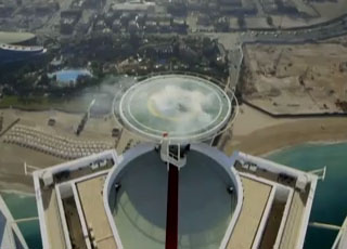 "فيديو" سيارة ريد بول F1 تقوم بالتفحيط فوق برج العرب في مدينة دبي F1 Burj Al Arab 1