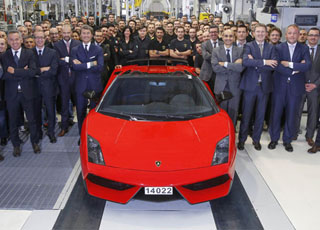 "مصنع لامبورجيني" يعطي قبلة الوداع لسيارة لامبورجيني جالاردو في إيطاليا 5