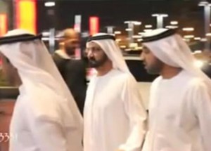 "فيديو" شاهد موكب حاكم دبي الشيخ محمد بن راشد انثاء ذهابه الى دبي مول بسيارته المرسيدس 5