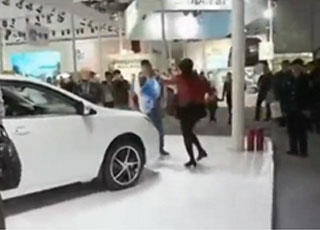 “فيديو” امرأة تضرب سيارة فاخرة في المعرض لتجبر زوجها على شرائها!