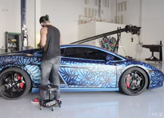 "فيديو" رسام يحول سيارة لامبورجيني جالاردو الجديدة الى لوحة فنية مميزة 1