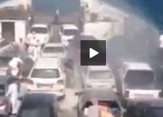 “فيديو” شاهد احتراق جيب لكزس اثناء نقله على سفينة عمانية